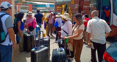 150 سائحا من كولومبيا يغادرون مطار القاهرة باتجاه الأقصر وأسوان (صور)