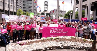 "حظر الإجهاض بالولايات المتحدة".. الأمريكيون يحتشدون أمام مقر المحكمة العليا