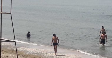 توافد المواطنين على شاطئ بورسعيد هربا من موجة الطقس الحار .. صور
