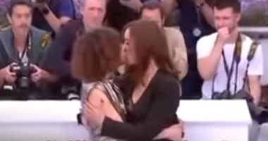 فيديو.. فنانة مغربية تعتذر بعد قبلة غريبة لزميلتها فى مهرجان كان السينمائى