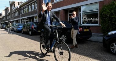 "بالبسكلته".. رئيس وزراء هولندا يدلى بصوته فى الانتخابات الأوروبية