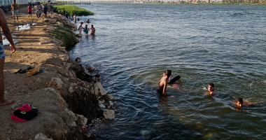صور.. شباب وأطفال سوهاج يقفزون فى النيل والترع هربا من حرارة الطقس