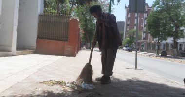 فيديو وصور.. "الشقيانين فى الشوارع".. عمال النظافة بأسيوط vs حرارة الجو والصيام