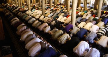 مئات المصلين فى صلاة الجمعة قبل الأخيرة من شهر رمضان بالجامع الأزهر