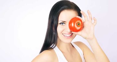 بالطماطم ودقيق الشوفان.. وصفات طبيعية لتفتيح البشرة