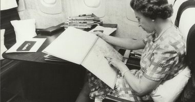 صور نادرة.. رحلات الطيران الأولى للعائلة المالكة البريطانية و"ونستون تشرشل"