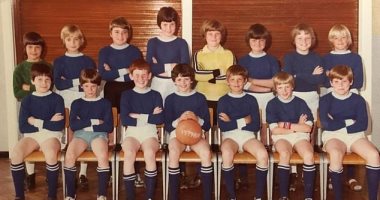 بعد 40 سنة.. بريطانى يجمع فريقه لكرة القدم بالمدرسة الابتدائية