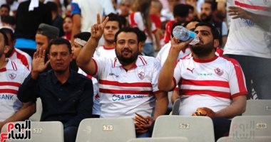 جماهير الزمالك تفطر فى ملعب برج العرب قبل انطلاق نهائي الكونفدرالية