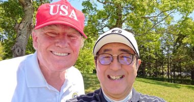 صور.. ترامب ورئيس وزراء اليابان يلعبان "الجولف" ويلتقطان "السلفى"