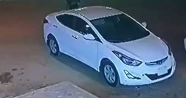 فيديو.. لص يتمكن من سرقة سيارة بالرياض بعد دهس مالكها