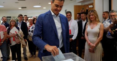 صور.. رئيس وزراء إسبانيا يدلى بصوته فى انتخابات البرلمان الأوروبى