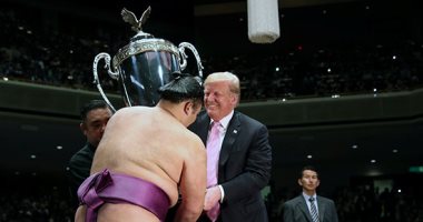 شاهد.. الرئيس الأمريكى يهدى الفائز ببطولة السومو الكبرى كأسا ضخما