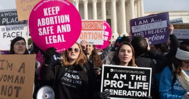 المحكمة العليا الأمريكية تزيل مؤقتا القيود المفروضة للحصول على حبوب الإجهاض