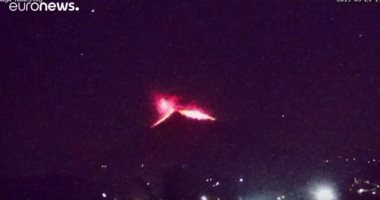 شاهد.. لحظة انفجار بركان بالي المتسبب في إلغاء رحلات طيران بإندونيسيا