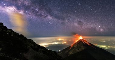 صورة مذهلة تستعرض لحظة ثوران بركان مع مرور نيزك فوق الأرض