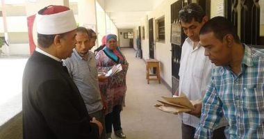 رئيس المنطقة الأزهرية بالإسكندرية يتابع امتحانات الثانوية للقسم العلمى