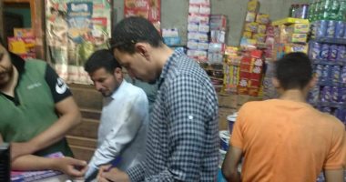 صور.. إعدام أغذية فاسده فى حملة على الأسواق ببنى سويف