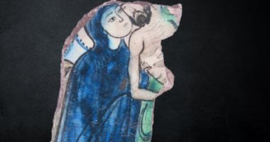  شاهد الفن الإسلامى.. جزء من إناء عليه رسومات للسيدة العذراء والمسيح