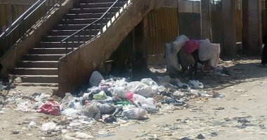 صور.. انتشار أكوام القمامة بكوبرى مشاة الجامع البحرى ببولاق