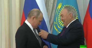 شاهد.. أول رئيس لكازاخستان يمنح بوتين وسامًا خاصًا