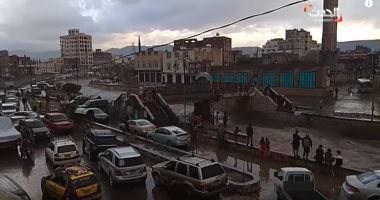 شاهد..الأمطار الغزيرة تحول شوارع صنعاء إلى أنهار