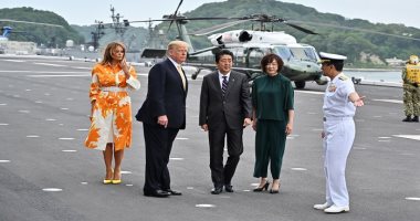 فيديو.. ترامب وزوجته يزوران قاعدة يوكوسوكا برفقة رئيس وزراء اليابان
