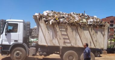 صور.. رفع تراكمات القمامة خارج الكتلة السكنية بطريق العنبر بالدقهلية 