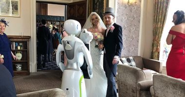 لأول مرة.. روبوت بديل للمصور بحفل زفاف فى بريطانيا.. فيديو وصور