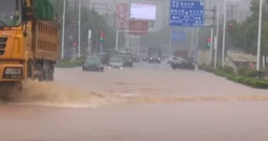 شاهد.. أمطار غزيرة تضرب مقاطعة صينية والمراكب الصغيرة وسيلة النقل