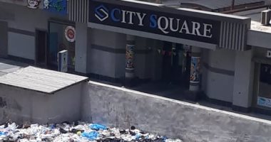 انتشار القمامة أمام سيتى سكوير بالإسكندرية يزعج الأهالى