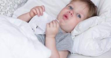 كيف تحمى طفلك من الإصابة بالالتهاب الرئوي؟ استشاري يوضح