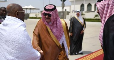 رئيس جمهورية جزر القُمر يصل السعودية مرتديا ملابس الإحرام