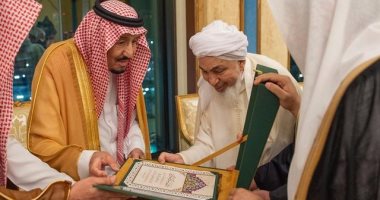 الملك سلمان يتسلم وثيقة مكة الصادرة عن المؤتمر الدولى حول قيم الوسطية والاعتدال