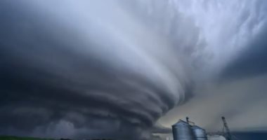 "بتقنية تايم لابس".. 3 مشاهد لإعصار مدمر بولاية نبراسكا.. فيديو