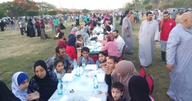 صور.. أهالى العاشر من رمضان ينظمون مائدة إفطار لأكثر من 10 آلاف مواطن