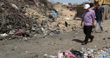 صور.. رئيس مدينة أبورديس بجنوب سيناء فى حملة نظافة للقضاء المقالب العشوائية