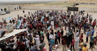 صور.. سوريون يتظاهرون على حدود تركيا للمطالبة بفتح الحدود