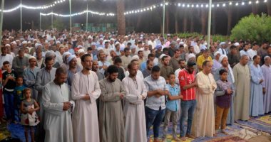 صور.. المئات من أبناء محافظة الأقصر يؤدون صلاة التراويح بالساحة الرضوانية