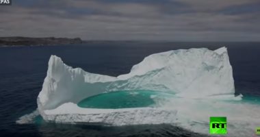 شاهد.. بحيرة داخل كتلة جليدية على سواحل كندا