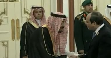شاهد.. لحظة استقبال الملك سلمان للرئيس السيسى بمقر القمة الإسلامية