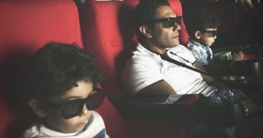 آسر ياسين يشاهد فيلم Aladdin فى السينما مع ابنيه