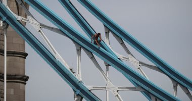 صور.. شاب يقفز من أعلى جسر البرج فى لندن والشرطة تعتقله