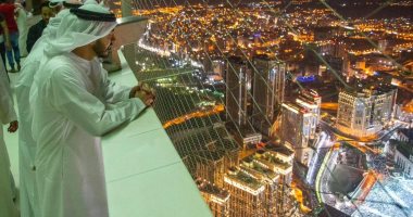 رحلة بين قصص الزمن عبر التاريخ.. وزير خارجية الإمارات يزور برج الساعة فى مكة
