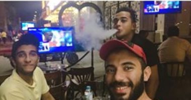 "الكورة فى دمنا".. أحمد يشارك بصورته أثناء متابعة مباراة ليفربول من بورسعيد