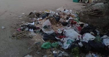 صور.. القمامة تحاصر شارع الزراعة بمنوف والأهالى يشكون انتشار الروائح الكريهة