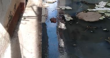 صورة.. سكان برنبال بمحافظة كفر الشيخ يشكون غرق الشوارع بمياه الصرف الصحى
