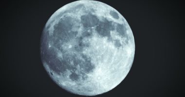 علماء يكتشفون "ومضات غامضة" من الضوء على سطح القمر