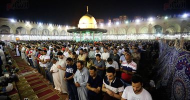 دموع المصلين بمسجد عمرو بن العاص بشاير الفرج فى ليلة القدر