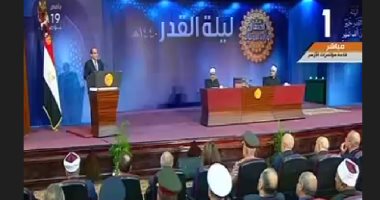 الرئيس السيسى يتسلم نسخة من القرآن الكريم هدية من الأوقاف فى احتفالية ليلة القدر
