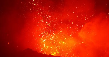 ثوران بركان جبل إيبو بشرق إندونيسيا قاذفا رمادا بارتفاع 5 كيلومترات